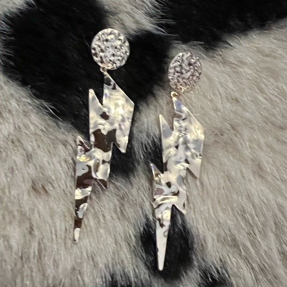 NWT Hammered Gold Lightning Bolt Earrings • Golden - Picture 5 of 7